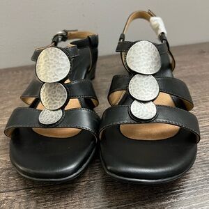 Naturalizer Black leather Sandals with hammered Metallic Circles Sz 8M